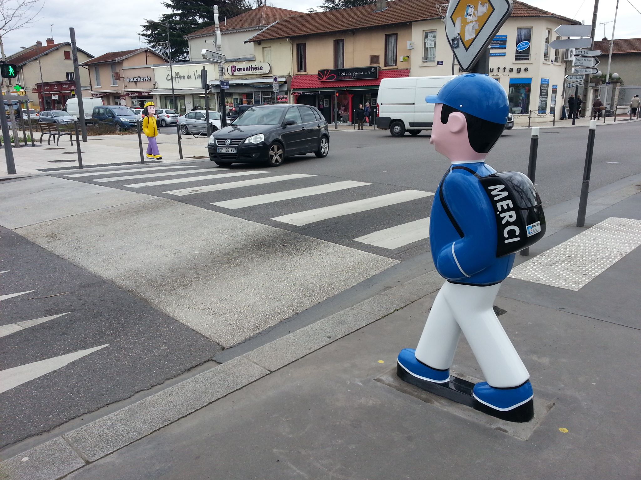 <p>Les écoles de Saint Priest (69800) sont sécuriées par les figurines de signalisation Arthur et Zoé </p>